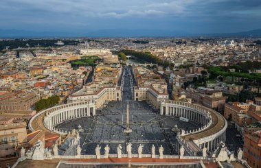 Panorama görünüm Saint Peter Meydanı (Piazza San Pietro) ve Roma şehir, St. Peter Bazilikası kubbe bakan.