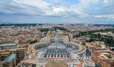 Panorama görünüm Saint Peter Meydanı (Piazza San Pietro) ve Roma şehir, St. Peter Bazilikası kubbe bakan.