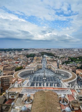 Panorama görünüm Saint Peter Meydanı (Piazza San Pietro) ve Roma şehir, St. Peter Bazilikası kubbe bakan.