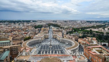 Panorama görünüm Saint Peter Meydanı (Piazza San Pietro) ve Roma şehir, St. Peter Bazilikası kubbe bakan.