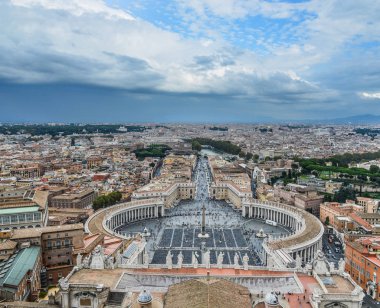 Panorama görünüm Saint Peter Meydanı (Piazza San Pietro) ve Roma şehir, St. Peter Bazilikası kubbe bakan.