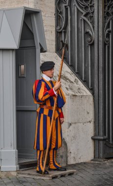 Vatikan - 16 Ekim 2018. Papa'nın İsviçreli muhafızlar St. Peter Bazilikası üniformalı. Gardiyanlar olduğunu sürekli işlem en eski askeri birimleri arasında.