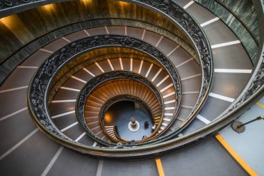 Vatikan - 16 Ekim 2018. Vatican Museums Bramante merdiven. Çift sarmal merdiven Vatikan ve Roma ünlü seyahat hedef olduğunu.