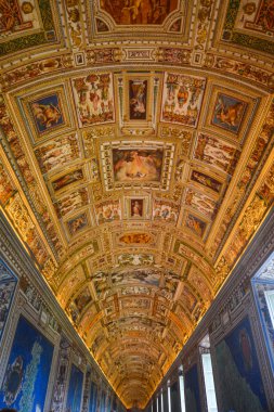 Vatikan - 16 Ekim 2018. Vatican Museums içinde. Dünyada Rönesans sanatının en önemli şaheser eserleri müzede, vitrine.