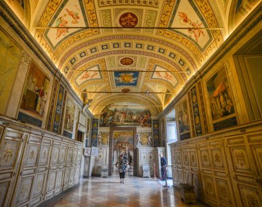 Vatikan - 16 Ekim 2018. Vatican Museums içinde. Dünyada Rönesans sanatının en önemli şaheser eserleri müzede, vitrine.