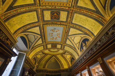 Vatikan - 16 Ekim 2018. Vatican Museums içinde. Dünyada Rönesans sanatının en önemli şaheser eserleri müzede, vitrine.