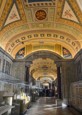 Vatikan - 16 Ekim 2018. Vatican Museums içinde. Dünyada Rönesans sanatının en önemli şaheser eserleri müzede, vitrine.