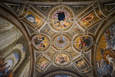 Vatikan - 16 Ekim 2018. Vatican Museums içinde. Dünyada Rönesans sanatının en önemli şaheser eserleri müzede, vitrine.