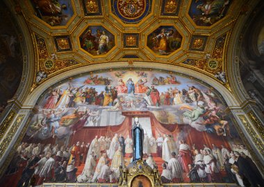 Vatikan - 16 Ekim 2018. Vatican Museums içinde. Dünyada Rönesans sanatının en önemli şaheser eserleri müzede, vitrine.