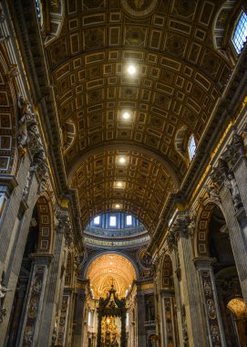 Rome, İtalya - 16 Ekim 2018. İç St Peter Bazilikası (San Pietro) Roma, İtalya. Vatikan ve bir Roma ana konumlar tarihsel mimarisini kilisesidir.