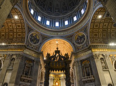 Rome, İtalya - 16 Ekim 2018. İç St Peter Bazilikası (San Pietro) Roma, İtalya. Vatikan ve bir Roma ana konumlar tarihsel mimarisini kilisesidir.