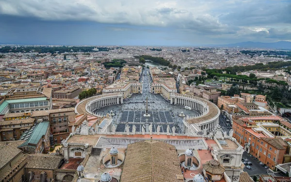 Panorama görünüm Saint Peter Meydanı (Piazza San Pietro) ve Roma şehir, St. Peter Bazilikası kubbe bakan.