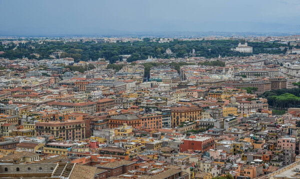 Вид с воздуха на Ватикан со здания и древний городской пейзаж, с вершины базилики Святого Петра
.