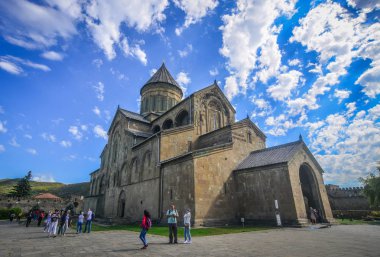 Mtsheta, Gürcistan - Eylül 26, 2018. Mtsheta, Gürcistan Svetitskhoveli Katedrali. Gürcistan'da ikinci büyük kilise bina bir Ortodoks Katedrali olduğunu.