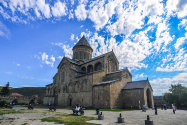 Mtsheta, Gürcistan - Eylül 26, 2018. Mtsheta, Gürcistan Svetitskhoveli Katedrali. Gürcistan'da ikinci büyük kilise bina bir Ortodoks Katedrali olduğunu.
