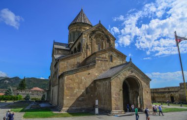 Mtsheta, Gürcistan - Eylül 26, 2018. Mtsheta, Gürcistan Svetitskhoveli Katedrali. Gürcistan'da ikinci büyük kilise bina bir Ortodoks Katedrali olduğunu.