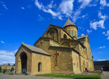 Mtsheta, Gürcistan - Eylül 26, 2018. Mtsheta, Gürcistan Svetitskhoveli Katedrali. Gürcistan'da ikinci büyük kilise bina bir Ortodoks Katedrali olduğunu.