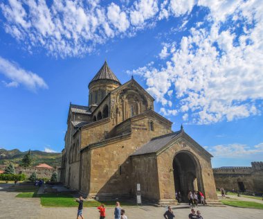 Mtsheta, Gürcistan - Eylül 26, 2018. Mtsheta, Gürcistan Svetitskhoveli Katedrali. Gürcistan'da ikinci büyük kilise bina bir Ortodoks Katedrali olduğunu.