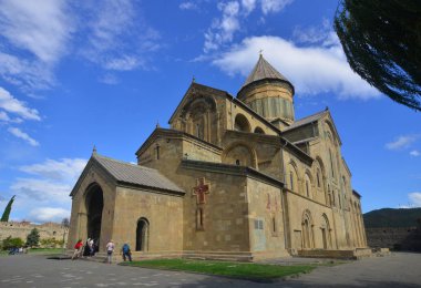Mtsheta, Gürcistan - Eylül 26, 2018. Mtsheta, Gürcistan Svetitskhoveli Katedrali. Gürcistan'da ikinci büyük kilise bina bir Ortodoks Katedrali olduğunu.