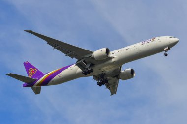 Bangkok, Vietnam - Eylül 17, 2018. Suvarnabhumi Havaalanı (Bkk) Bangkok, Tayland, açılış Tay Airways Boeing 777-300er bir uçak.