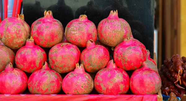 Verschillende Granaatappels Mand Straat Voor Sap Maken Mtscheta Georgië — Stockfoto