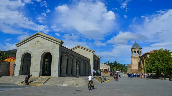 Mtskheta Georgia Settembre 2018 Gente Visita Piazza Principale Con Cattedrale — Foto Stock