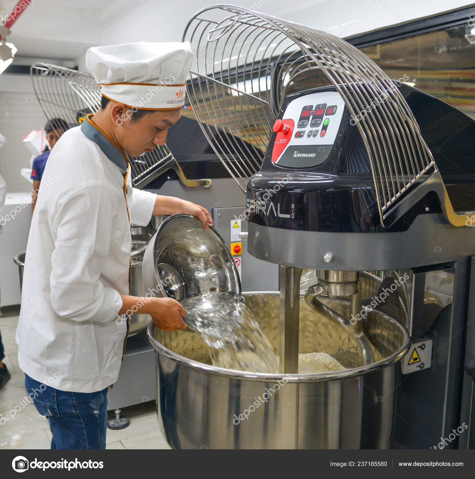 Saigon Vietnam Jan 2019 Bread Process Using Flour Mixing Machine – Stock  Editorial Photo © phuongphoto #237165580