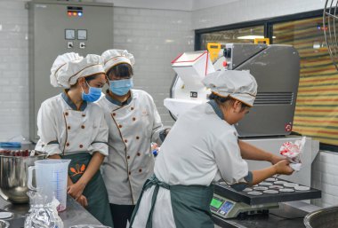 Saigon, Vietnam - 9 Ocak 2019. Saigon (Ho Chi Minh City), Vietnam fırında fabrikasında çalışan insanlar.