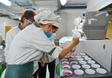 Saigon, Vietnam - 9 Ocak 2019. Saigon (Ho Chi Minh City), Vietnam fırında fabrikasında çalışan insanlar.