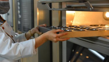 Kadın mutfakta, yemek koyar kek fırında