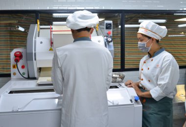 Saigon, Vietnam - 9 Ocak 2019. Saigon (Ho Chi Minh City), Vietnam fırında fabrikasında çalışan insanlar.