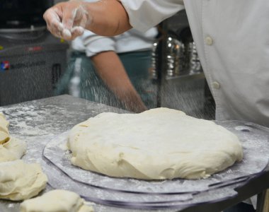 Tablo bir fırın ekmek hamur hazırlanıyor. Gıda arka plan.