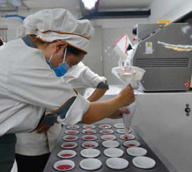 Saigon, Vietnam - 9 Ocak 2019. Saigon (Ho Chi Minh City), Vietnam fırında fabrikasında çalışan insanlar.