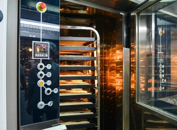 Saigon, Vietnam - 9 Ocak 2019. Saigon, Vietnam için ekmek taze ekmek ile elektrikli fırın.