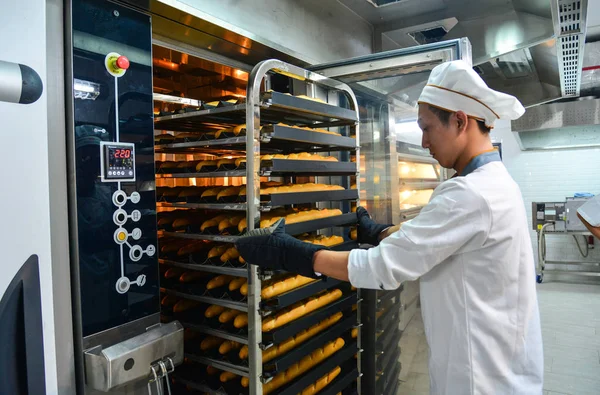 Сайгон Вьетнам Января 2018 Года Человек Работающий Стойками Свежеиспеченного Хлеба — стоковое фото