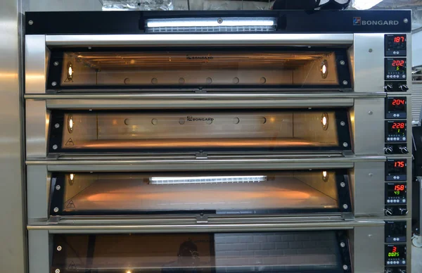 Saigon, Vietnam - 9 Ocak 2019. Elektrikli fırın ekmek Saigon, Vietnam.