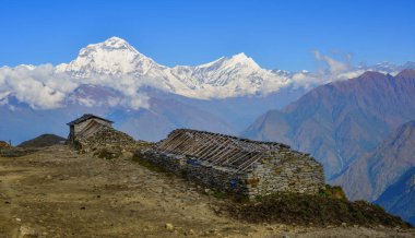 Güzel kar doruklarına Annapurna aralığı, Nepal. Annapurna bir tepe üzerinde 8000 metre içerir, Onüç 7000 metre doruklarına.