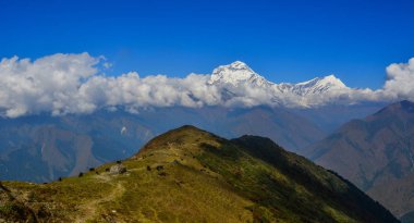 Güzel kar doruklarına Annapurna aralığı, Nepal. Annapurna bir tepe üzerinde 8000 metre içerir, Onüç 7000 metre doruklarına.