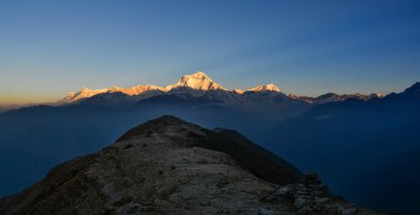 Tepe Nepal Annapurna aralığı güneş şafak ışığı altında.