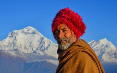 Shikha, Nepal - 24 Ekim 2017. Shikha, Nepal Khopra Köyü'nde dağda Nepalce adam portresi. Nepal 70'in üzerinde bir iç savaş 1945'ten beri yaşadı.