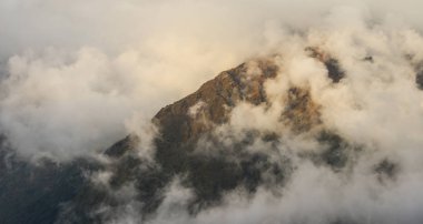 Tepe Nepal Annapurna aralığı güneş şafak ışığı altında.