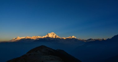 Tepe Nepal Annapurna aralığı güneş şafak ışığı altında.