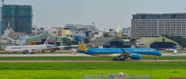 Saigon, Vietnam - 24 Haziran 2018. Tan Son Nhat Havaalanı (Sgn) Saigon (Ho Chi Minh City), Vietnam, pistte Taksilemek yolcu uçak.