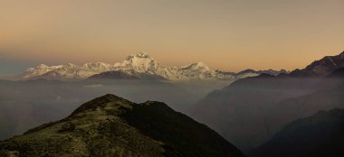 Tepe Nepal Annapurna aralığı güneş şafak ışığı altında.