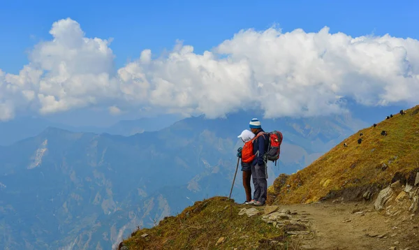Jonge Trekker Permanent Kijken Naar Sneeuw Piek Van Berg Nepal — Stockfoto
