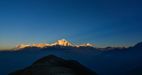 太陽の夜明けの光の下でピークのネパール アンナプルナの範囲 — ストック写真