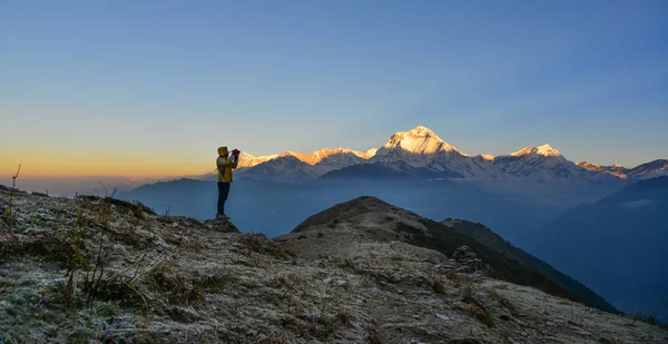 Mladá Žena Batohem Stojící Hoře Sunrise Těší Sníh Vrcholy Masivu — Stock fotografie