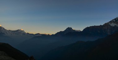 Tepe Nepal Annapurna aralığı güneş şafak ışığı altında.
