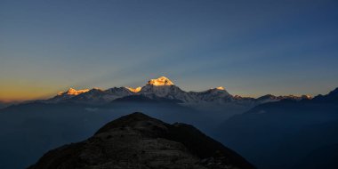 Tepe Nepal Annapurna aralığı güneş şafak ışığı altında.