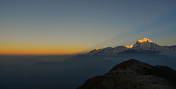 Пик Непала Аннапурна Хребет Солнечным Светом Рассвете — стоковое фото